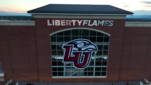 Estadio Fútbol Liberty Flames Aerial Rising Shot Reveal Turf Field — Vídeos de Stock