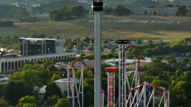 Στο Kissing Tower Και Στο Milton Hershey School Αναδυόμενη Εναέρια — Αρχείο Βίντεο