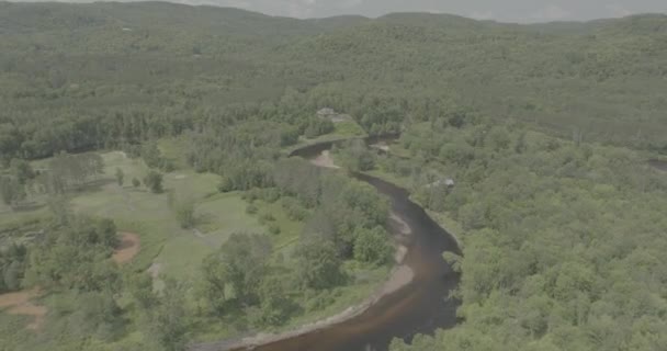 Drone Rör Sig Framåt Över Floden Med Bergslandskap Vackra Filmklipp — Stockvideo