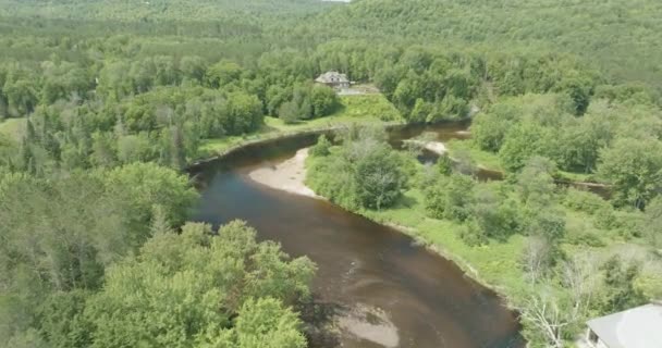 Drone Rör Sig Framåt Över Floden Med Bergslandskap Vackra Filmklipp — Stockvideo