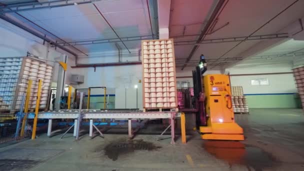 在纺织厂的自动售货机中 纱线卷轴被包装好了 现代工厂 — 图库视频影像