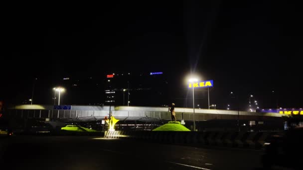 Statyczne Ujęcie Autostrady Samochodami Nocy Most Jest Widziany Oddali — Wideo stockowe