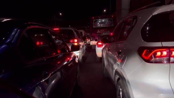 Gece Trafikte Otobandaki Çeşitli Arabaların Arka Görüntüsü Birkaç Arabanın Arka — Stok video