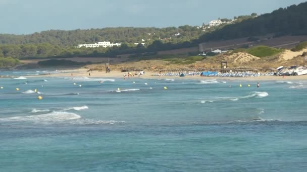 Avlägsen Utsikt Över Menorca Strand Med Små Vågor Och Oigenkännliga — Stockvideo
