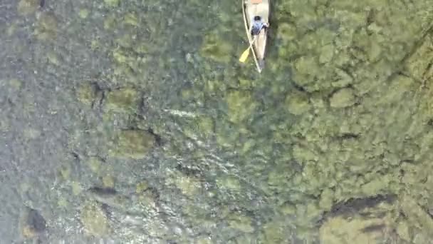Drone Melayang Dan Turun Atas Indah Pirus Jelas Sungai Bergerak — Stok Video