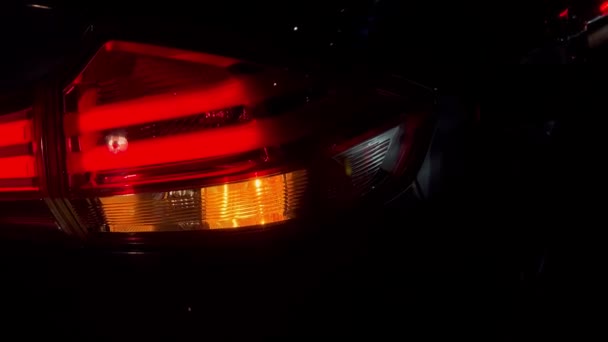 Zbliżenie Tylnej Części Nowego Nowoczesnego Samochodu Tylne Światło Samochodu Miga — Wideo stockowe