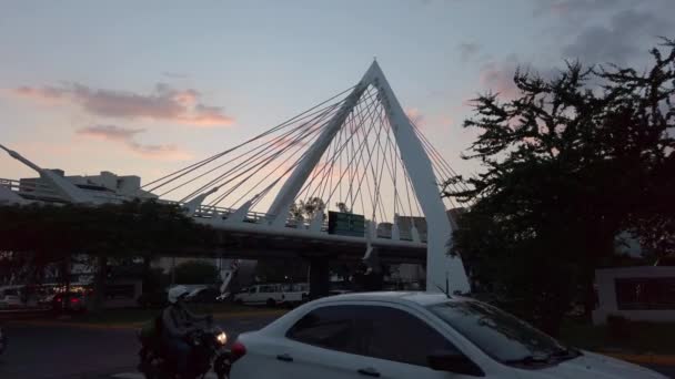 夜の間にメキシコの道路網上の吊り橋の低角度ショット — ストック動画