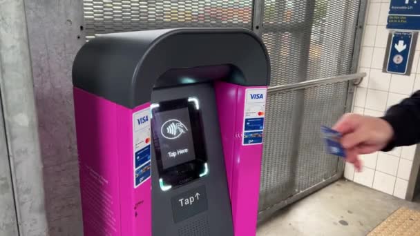 Reisende Tippen Auf Die Karte Fahrkartenautomaten Zum Ein Und Ausschalten — Stockvideo