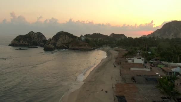 Luchtfoto Van Maruata Beach Tijdens Zonsondergang Michoacan Mexico — Stockvideo