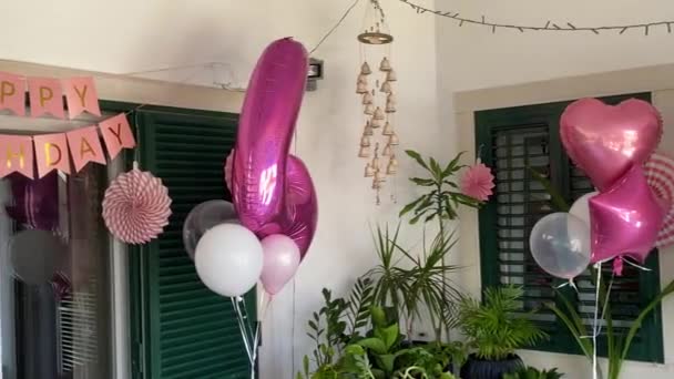 Rosa Brillante Feliz Cumpleaños Con Algunos Globos Jardín — Vídeo de stock