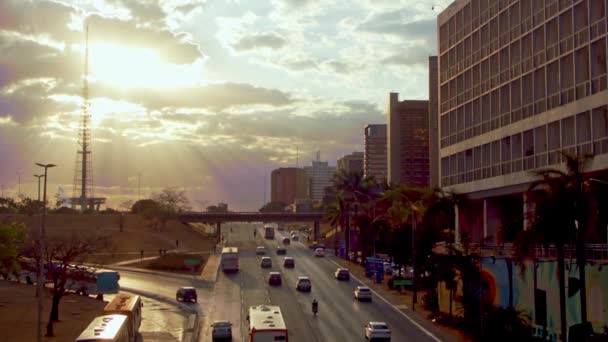 Los Rayos Sol Brillan Través Las Nubes Como Largo Una — Vídeos de Stock