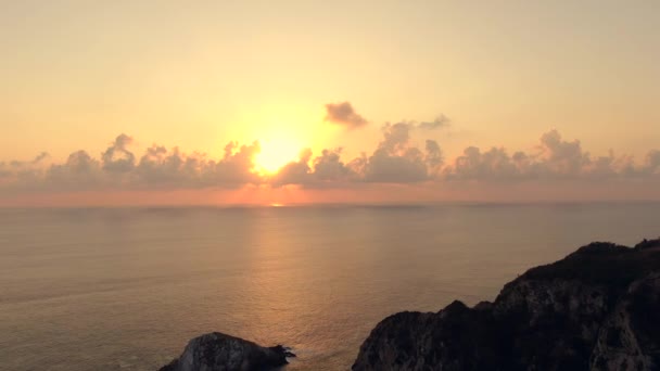 Γραφικό Τοπίο Του Ηλιοβασιλέματος Πάνω Από Την Ήρεμη Θάλασσα Και — Αρχείο Βίντεο