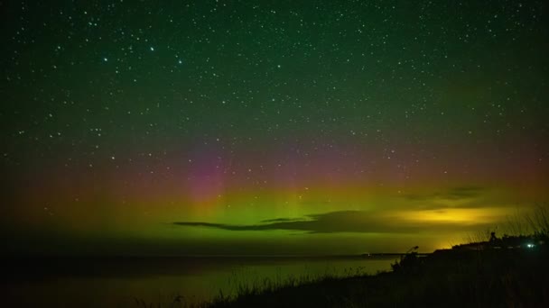 Aurora Boreale Brilla Sull Oceano Una Notte Stellata Lasso Tempo — Video Stock