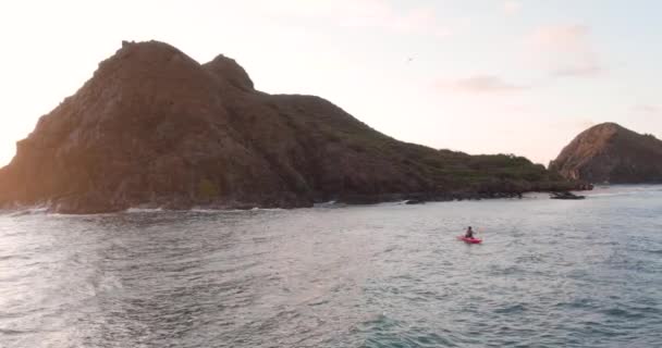 ハワイの日没時に NaまたはN Mokulua Hawaii島の赤いカヤックの男 空中ドローン — ストック動画