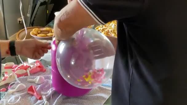 Havalandırma Makinesiyle Balon Şişiren Bir Adam Yakın Çekim — Stok video