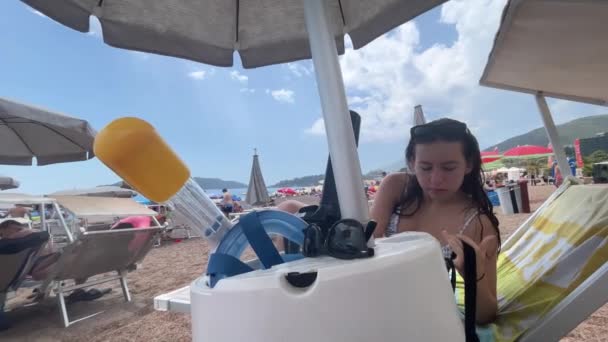 Ainda Tiro Menina Turística Olhando Através Sua Bolsa Uma Linda — Vídeo de Stock