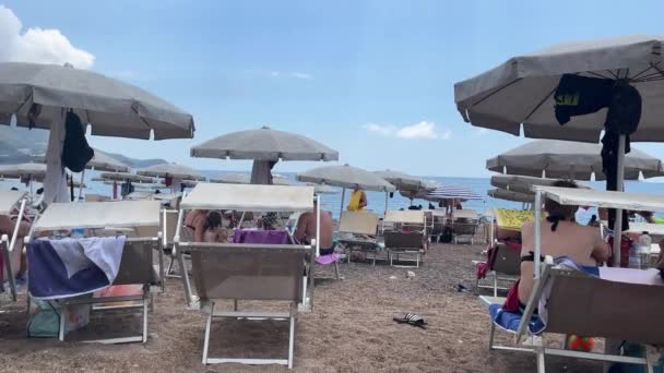 Sonnenschein Und Regen Strand Montenegro Viele Touristen Schöner Lage — Stockvideo