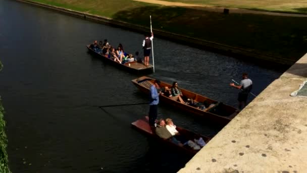 从英国剑桥卡姆河Backs看到的国王学院和教堂 — 图库视频影像