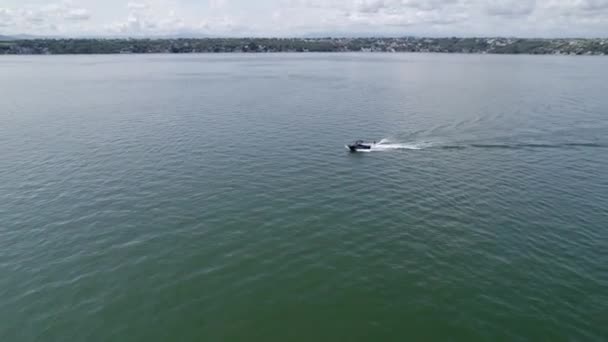 Persoon Die Waterskiën Het Meer Beoefent — Stockvideo