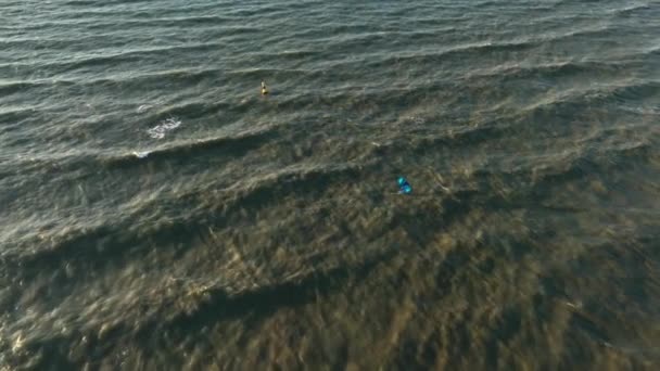 Απίστευτο Cinematic Aerial Drone Shot Person Wingfoiling — Αρχείο Βίντεο