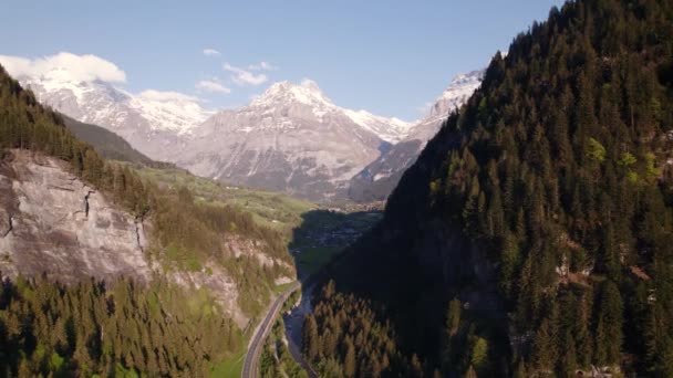 Images Aériennes Drones Poussant Montant Entrée Village Montagne Suisse Grindelwald — Video