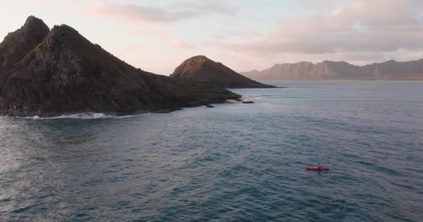 Muž Červených Kajacích Pádlující Soumraku Havajské Ostrovy Mokulua Zobrazení Leteckých — Stock video