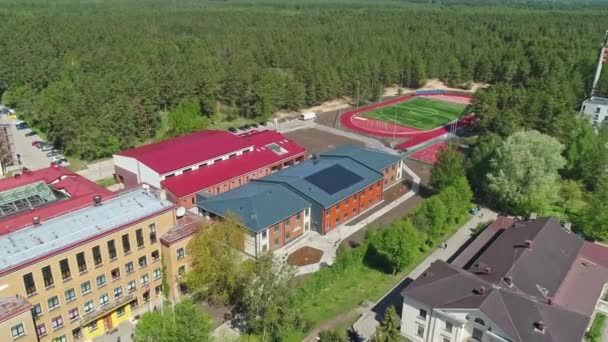 Campus Scolaire Terrain Sport Autres Bâtiments Dans Une Petite Ville — Video