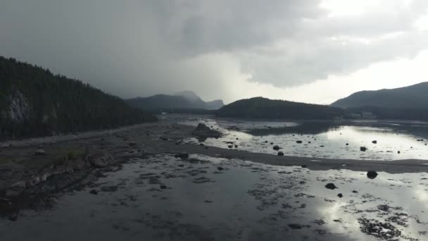 嵐が来るとドローンが現れます 美しい劇的な海の海岸の風景 山のピーク組成 シーケンス2 — ストック動画