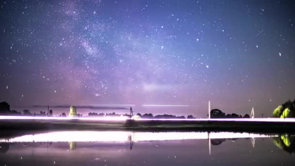 夜幕降临时 公路上沿着湖边的静止不动的车流 夜空中的星移 — 图库视频影像