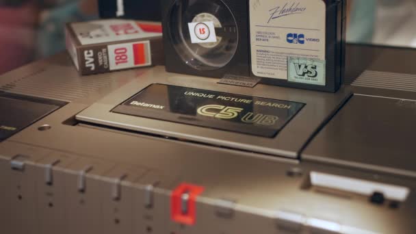 テクノロジー博物館に展示されているベタマックスプレーヤーレコーダーとフラッシュダンスベタマックスカセットテープ — ストック動画