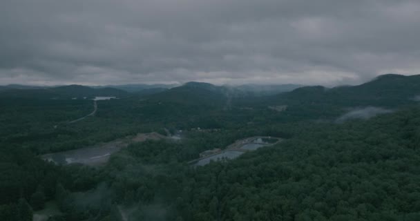 Drone Flyger Genom Vacker Dimmig Bergstopp Landskap Dal Med Solnedgång — Stockvideo