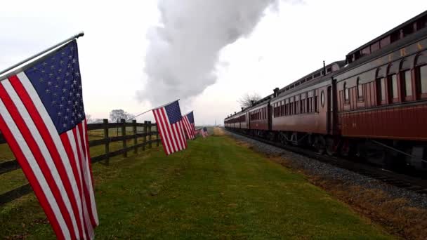 Una Veduta Una Linea Bandiere Americane Delicatamente Sventolate Una Recinzione — Video Stock