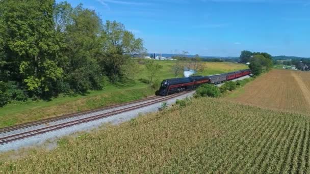 Luftaufnahme Eines Antiken Dampf Personenzugs Der Einem Sonnigen Herbsttag Durch — Stockvideo