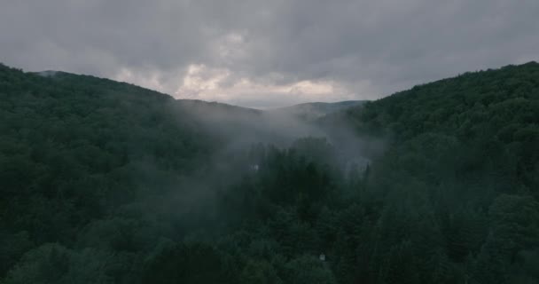 Drone Latający Przez Piękny Mglisty Górski Krajobraz Dolina Zachodem Słońca — Wideo stockowe