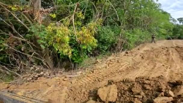 Pov Arazi Geliştirme Sahasında Fazla Kir Taşımak Için Patinaj Dümeni — Stok video