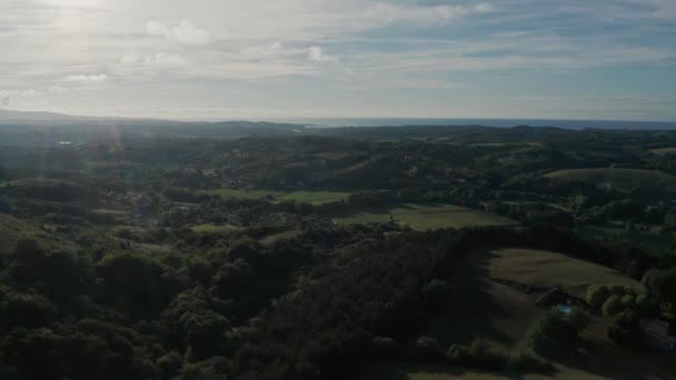 Vliegen Baskische Heuvels Met Saint Jean Luz Aan Horizon — Stockvideo
