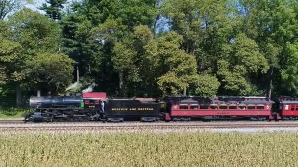 Vue Côté Drone Train Voyageurs Vapeur Antique Ralenti Soufflant Fumée — Video