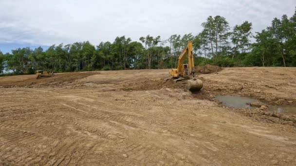 Hydraulic Excavator Removing Dirt Bottom New Pond Using Bucket Tamp — Stock Video