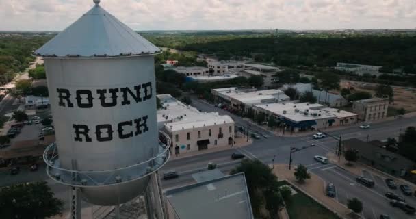 Downtown Rock Water Tower Drona Lotnicza Pochyla Się Dół Samochodami — Wideo stockowe