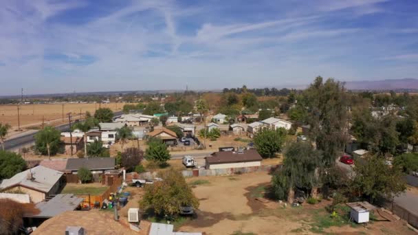 Colpo Basso Panning Aerea Quartiere Basso Reddito Nella California Centrale — Video Stock