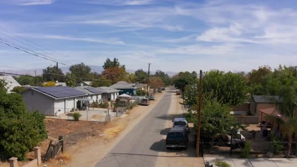 中部カリフォルニアの農村部の貧しい地域の空中の遅い上昇ショット — ストック動画