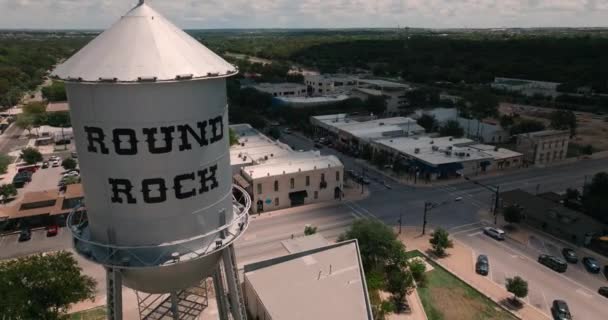 Downtown Rock Water Tower Antenni Drone Nousevat Pilvet Tulevat Keskustaan — kuvapankkivideo