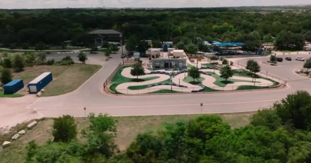 Rock Jogar Por All Park Órbita Aérea Drone Texas Bairro — Vídeo de Stock