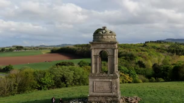 Воздушная Съемка Над Мавзолеем Около Даунхилл Замок Mussenden Храм Ирландии — стоковое видео