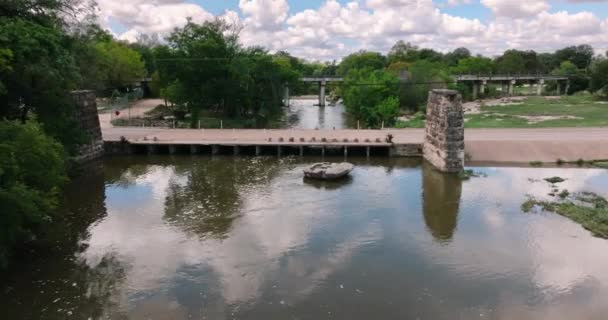 Rock Memorial Park Chisholm Trail Train Bridge Waterway Aerial Drone — Vídeo de Stock