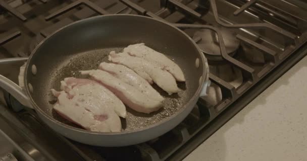 鍋で調理されている鶏の左ワイドパン — ストック動画