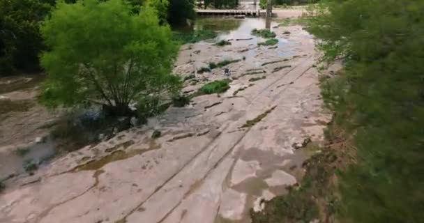 Létání Přes Skalnatý Břeh Rock Texas Memorial Park Chisholm Trail — Stock video