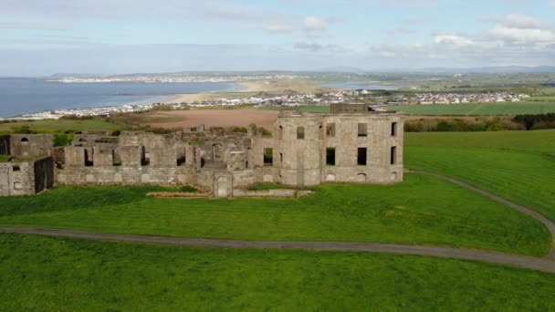 Ripresa Aerea Con Movimento Laterale Del Tempio Mussenden Castello Discesa — Video Stock