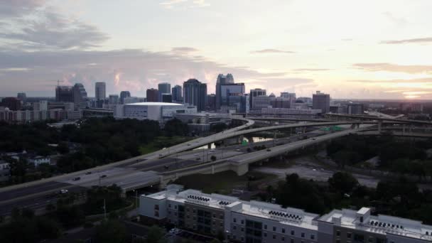 Drone Shot Van Downtown Orlando Bij Zonsopgang Interstate Voorgrond — Stockvideo