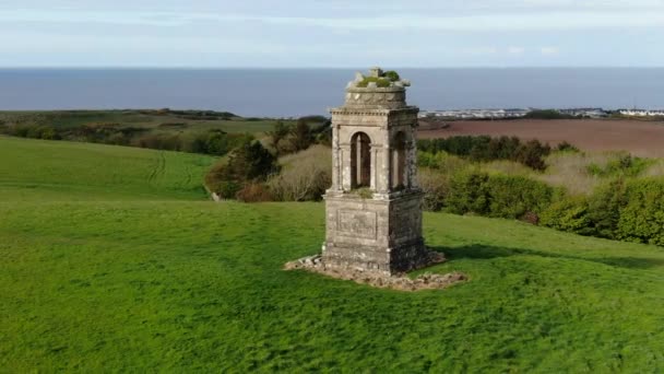 Scatto Aereo Orbita Del Mausoleo Vicino Tempio Mussenden Castello Discesa — Video Stock